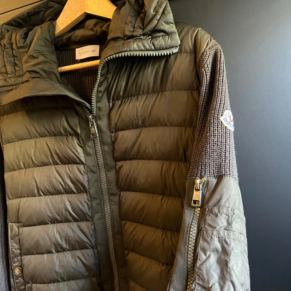 Moncler Cardigan i Khaki Grön. Storlek L. Skick 8.5/10. Jackor.