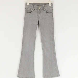 Gina Young jeans - Superfina low waist grå jeans från Gina. Använd ett fåtal gånger så i fint skick. Skriv för egna bilder❤️