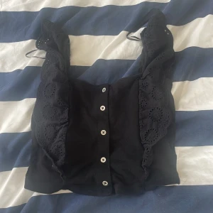 En fin topp - Volanger liten i storleken 