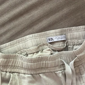 Linnebyxor från Zara - Tja! säljer mina linne byxor dem är i bra skick sitter inte över drivet pösigt  . säljer då jag tröttnat lite på dem.