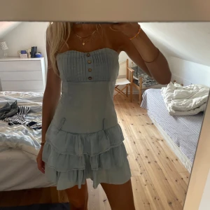 Jeansklänning volang - Såååå fin volangklänning i tunt jeansmaterial!!!! Utan band och resår i ryggen💗💗 Är lite urtvättad, kan skicka bild💗 Köp snabbt för 350💗