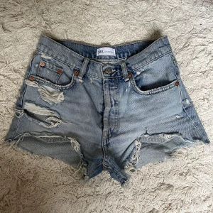 Midwaist shorts från Zara - Jättebra skick! Sitter lite tajt på mig som brukar ha storlek S/36 i midjan men går ända att ha på sig. 