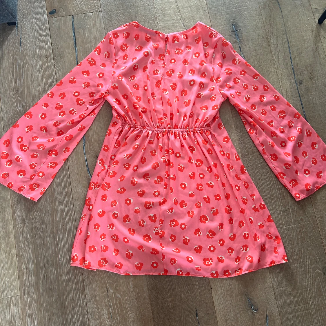 Rosa klänning med blommor  - 91