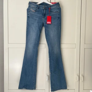 Diesel D-Ebbey  - Helt nya lågmidjade bootcut diesel jeans.  Alla lappar sitter kvar. Aldrig använda endast testade. innerbensmått: 83cm storlek: W27/L32 Jättesnygga men tyvärr för långa för mig. 