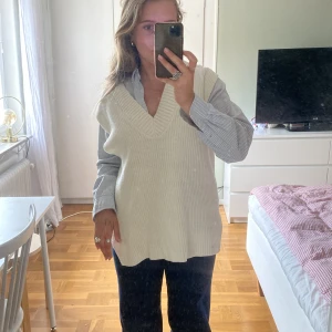 Stickad väst - Riktigt snygg stickad väst. Perfekt för sommar/höst. Ger väldigt mycket  Matilda djerf känsla. Jag bär ofta storlek M, men denna är i storlek S. Alltså passar den många!
