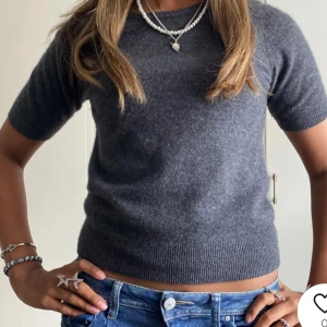 Kashmir tröja  - Så fin!!! Passar xs/ s köpte för 500 men säljer för 200! Så fint skick 💗LÅNAD BILD FRÅN MITT ANDRA KONTO