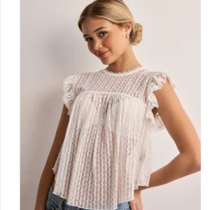 Blouse Top från Nelly - Säljer denna topp då den inte kommer till användning, endast testad men aldrig använd. Lånad bild, skriv privat för egna!!🫶🏼💓pris kan diskuteras.
