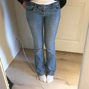 Lågmidjade jeans - Utsvängda lågmidjade jeans från LTB i modellen Roxy och storleken W27/L36. De har använts flitigt och är lite slitna längst ner på ena byxbenet (se bild). Annars är de i bra skick. Nypris: 679 kr. Hör av dig om du har frågor <3
