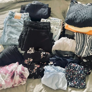 Mycket märkeskläder  - En samling av kläder i olika färger och mönster. Det finns jeans, kostym byxor, tröjor, blusar och klänningar / kjol.  Alla kläder är i gott skick.