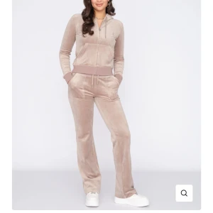 Juicy couture - Säljer mitt beiga juicy couture set då de inte kommit till användning, använt 1-2 ggr nyskick. Koftan storlek S och byxorna XS. Skriv för egna bilder eller frågor 💕