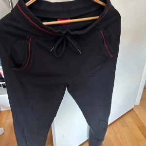 Hugo Boss Byxor - Byxor från Hugo Boss som är sköna att ha hemma. Köpt för flera år sen bara bara legat i garderoben, därav mycket fint skick.