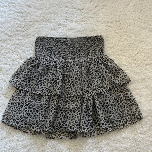 Leopardkjol  - Hej! Säljer denna jättefina leopardkjol från Kappahl💞Sparsamt använd utan defekter💞Använd köp nu💞