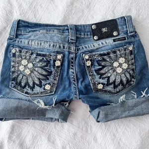 miss me shorts - jätte snygga, lågmidjat, och bra skick, köpt i usa. säljer pga de blev för stora för mig. passar s-m, hör av er om ni vill ha mer info💞