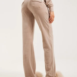 Juicy couture  - byxor, juicy, beige, storlek xs, väldigt bra skick, men de små metall grejerna på snörerna har gått av, säljer extremt billigt då jag behöver pengarna och inte använder dom💘 FYND!!!