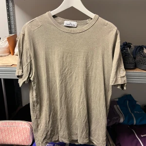 Stone Island Compass Logo T-shirt - WTS  Storlek: Large Skick: 9/10 Pris: 800:-    Vänligen hör av dig vid frågor eller önskemål om mer bilder osv.