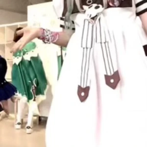 Nené Yashiro klänning  - Nene yashiro från Toilet bound hanako-kun klänning och bruna strumpbyxor. Storlek M (passar även S) Kommer med peruk. 