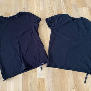 Två T-shirts strl M  - Säljes ihop  2 svarta -thirts  The black label  Detalj nertill  Fint skick 
