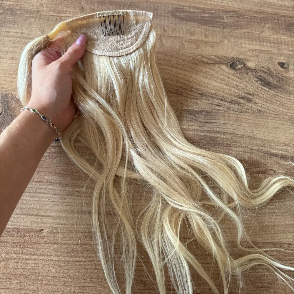 Clip-in Ponytail från Rapunzel of Sweden Gjord av äkta hår 10.10 Platinum Blonde 40 cm Endast använd ca tre gånger. (Ordinarie pris 999kr)  . Skönhet.