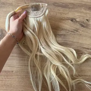 Clip-in Ponytail från Rapunzel of Sweden Gjord av äkta hår 10.10 Platinum Blonde 40 cm Endast använd ca tre gånger. (Ordinarie pris 999kr)  