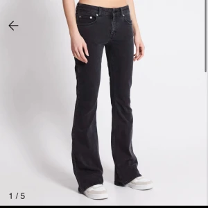 Jeans Low boot - Low Waits jeans från lager 157. Köpta för 400 kr säljer för 200kr. Nyskick, skriv för mera bilder💞 Storlek s 