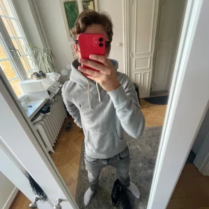 Ralph lauren hoodie - Säljer denna ralph lauren hoodie | Skick 9/10 knappt använd❗️| Köpt på NK för 1999kr | Storlek XS men passar S | Tveka inte för att ställa fårgor och priset är inte fast spikat🙌🏻