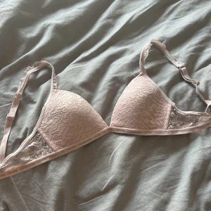 Calvin klein bh - Calvin klein bh, ljusrosa med spetsdetaljer. Storlek xs💞