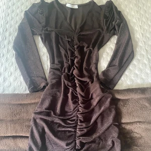 brun glitterklänning <3 - Brun glittrig festklänning som passar perfekt till fester o annat, andvänd 2 ggr men fortfarande bra skick. Skriv för fler bilder 🦋🦋