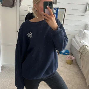 Collegetröja  - jättenajs marinblå collegetröja som jag tyvärr måste sälja då jag har för många💔💔 storlek S men passar större och mindre också!