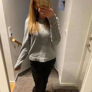 Stickad tröja - Populär stickad tröja från Vero moda, ganska använd (nopprig) men i fint skick annars. Prisjakt diskuteras vi snabb affär💞