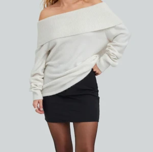 Vit off-shoulder tröja från BikBok - En vit off-shoulder tröja från BikBok. Tröjan har en bred ribbad kant vid halsen och långa ärmar. Perfekt för hösten! I storlek S. Lite nopprig men inget som stör!❤️