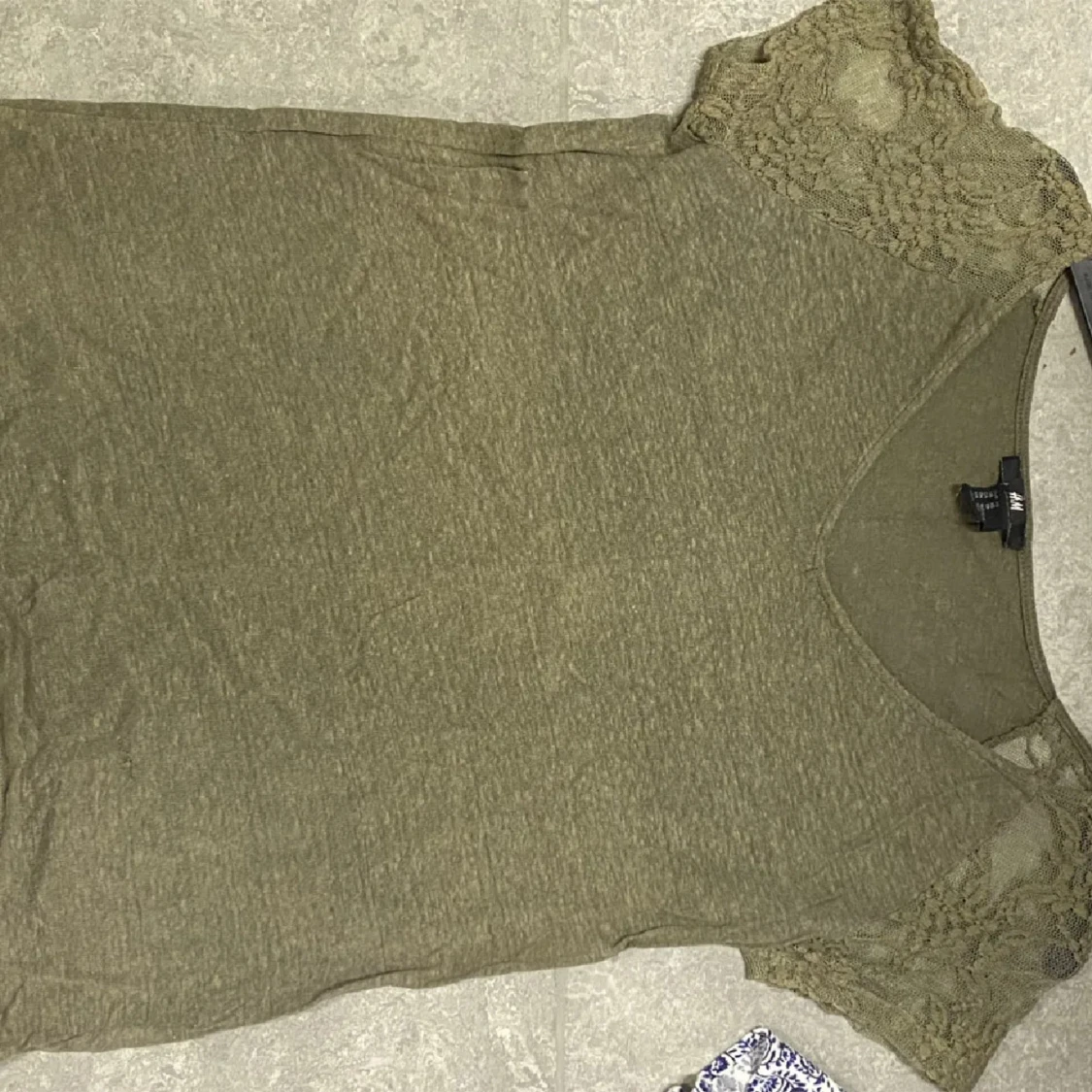 Olivgrön topp med spetsdetaljer