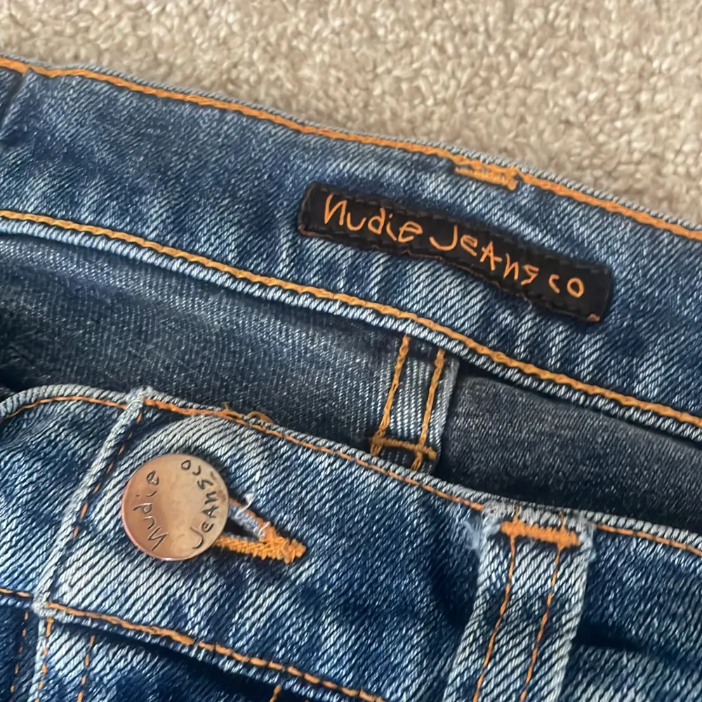 Säljer ett par snygga ljusblå Nudie jeans i hyfsat skick men tecken på användning. Storlek: 31/32. Nypris: 1599. Pris kan förhandlas.. Jeans & Byxor.