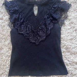Svart blus - Fin svart blus, nästan aldrig använd! Skriv för mer bilder