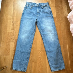 Ett par blåa premium denim jeans från Gina Tricot. - Jeansen är för stora  och kommer aldrig till användning. Jeansen är raka och högmidjade. Pris kan diskuteras. 
