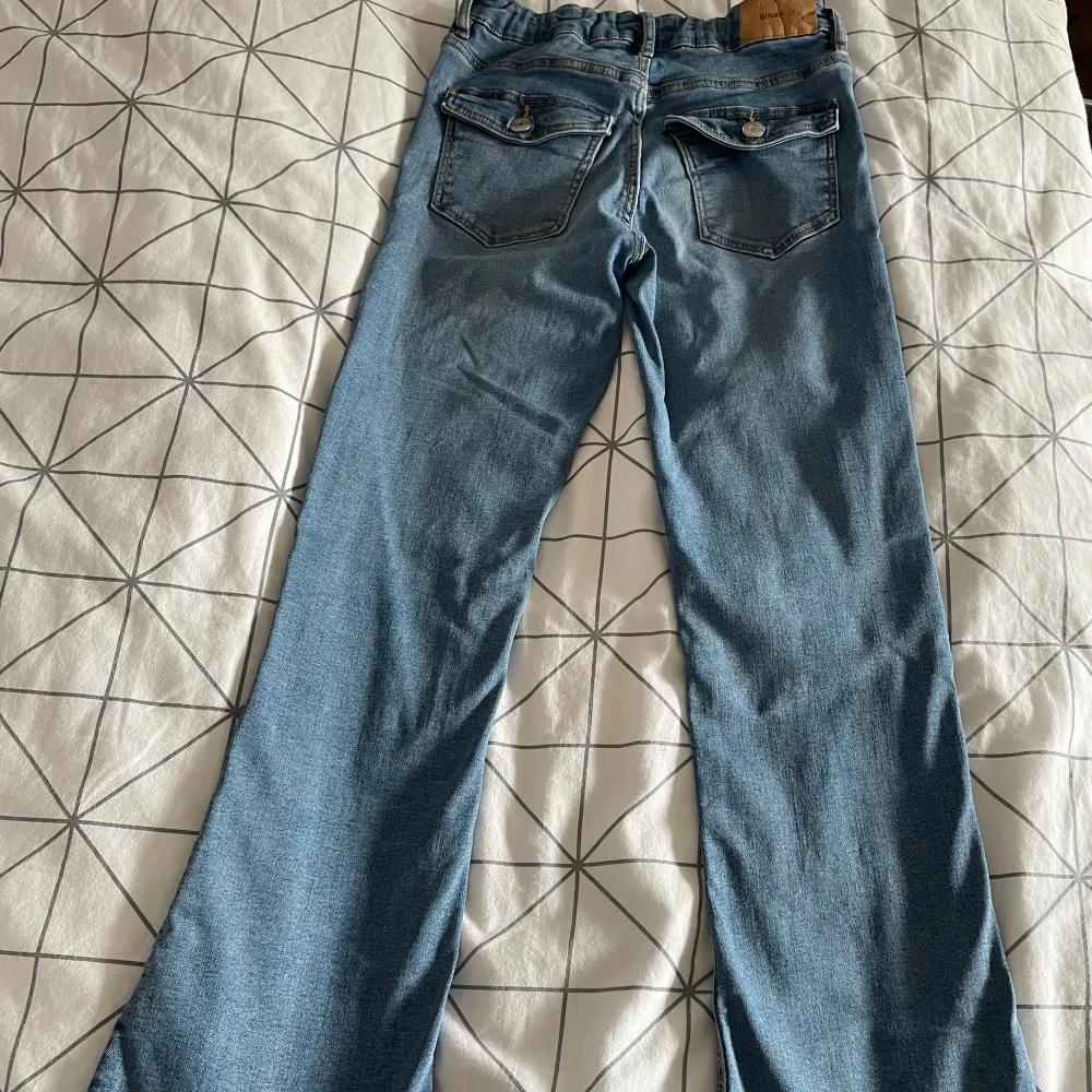  Det säljs nu i storlek 146 det sägs på grund av att de är för korta, jag använder ett par få gånger men i jättebra skick.. Jeans & Byxor.