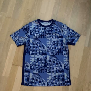 Nike dri-fit träningströja - Blå nike träningströja i storlek 176 men passar S. Den är använd men i perfekt skicka. 
