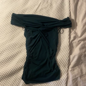 grön topp - jätte fin mörk grön top från bikbok💖