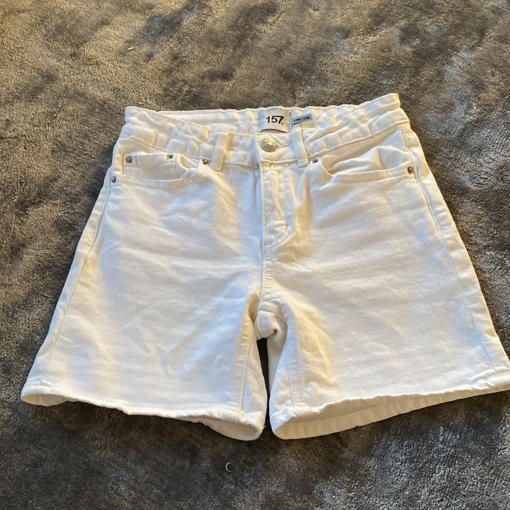 Säljer jättefina vita shorts från lager 157. Jag köpte dem uppvikta men dem är inte syda där nere så man kan ha dem hur korta eller långa man vill. Säljer pågrund av att dem inte kommer till användning.. Shorts.