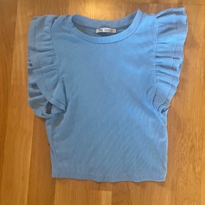 Volang topp zara blå🩵🐠🦋🐚🌊 - Jag säljer denna vackra blå volang topp från zara!🩵🐚Den är i storlek S men är dock väldigt liten i storleken så skulle mer säga xs.🩵jättefint skick och säljer även en sån här topp i rosa💖💕
