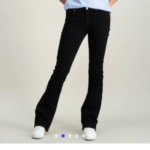 Svart Texas Low Flare Black - Tjej - Svarta byxor med låg midja och utsvängda ben från märket Grunt. storlek 25 (barnstorlek) nypris:649kr mitt pris:400kr. säljer pga jag vuxit ur dom!