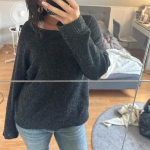 Stickad tröja - Jättefin stickad tröja. Lite nopprig på vissa ställen, men är förövrigt i bra skick! 