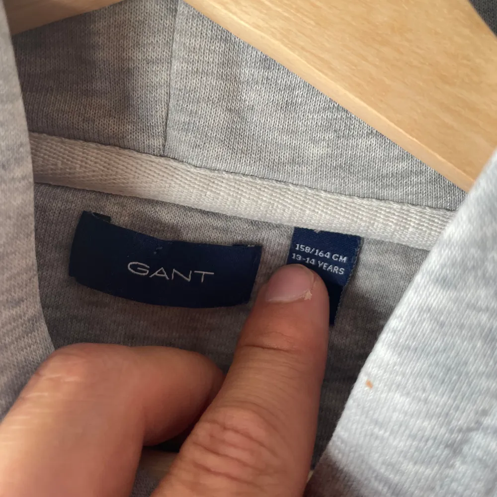 Den gråa gant hoodie är i väldigt bra skick! Den är helt normal fitt för ett barn av angiven lägnd.. Hoodies.