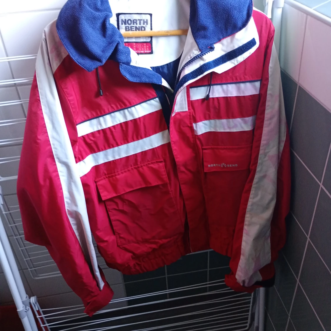 Röd och vit vindjacka från North Bend