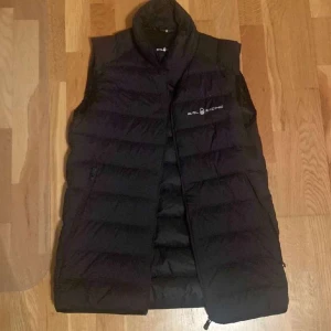 Fin sail racing väst säljes. - Passar dig som är 170 cm. Nypris 1800 kr men använd ett par gånger så säljer den för 450