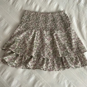 Finaste volangkjolen - Supersnygg volangkjol i nyskick, från märket GRUNT💖💖 Storlek L, men gissar att det är 164 då den är från barnavdelningen 