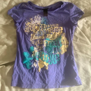 Croppad tshirt - Vintage croppad tshirt från h&m barn sektionen men passar som xs, nyskick. Frågs gärna om fler bilder <33