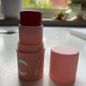 Blush Stick Legally Blonde från Cala Cosmetics - En blush stick från Cala Cosmetics i nyansen Legally Blonde. 🩷jag har tyvärr inte sparat kartongen. Den är lätt att applicera och ger en fräsch rosa färg till kinderna.🩷använd få gånger innan jag märkte att den inte riktigt passade mig😊