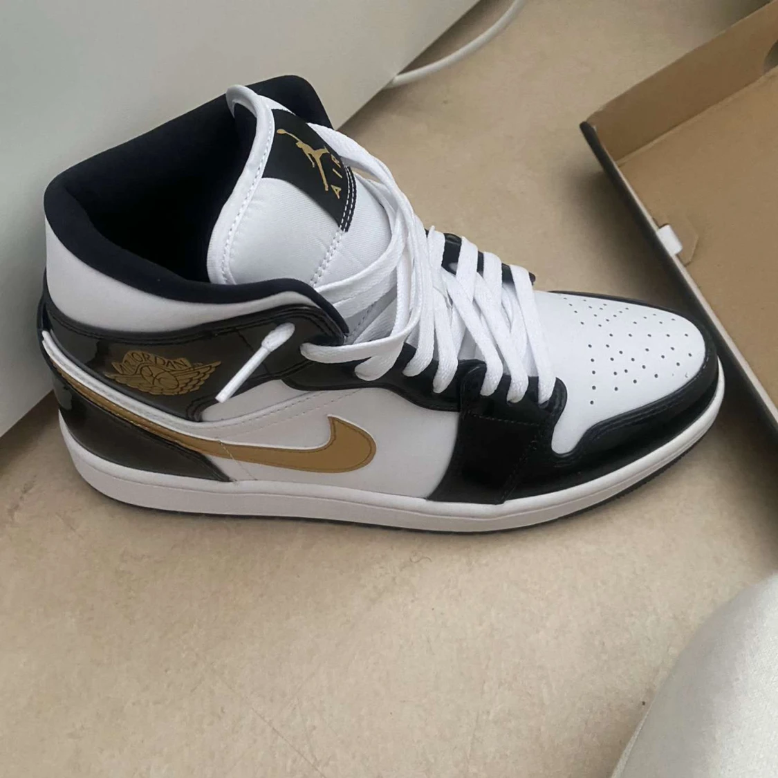 Air JORDAN 1 MID BLACK/METALLIC GOLD-WHITE - 91