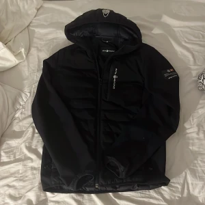 Svart jacka från Sail Racing - Sail Racing jacka.