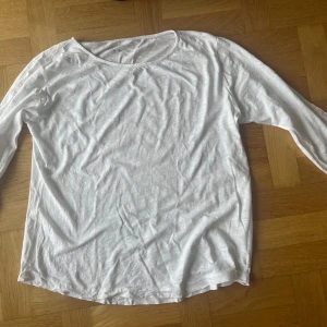 Vit långärmad tröja - Vit långärmad tröja från flash essential. Storlek XL.